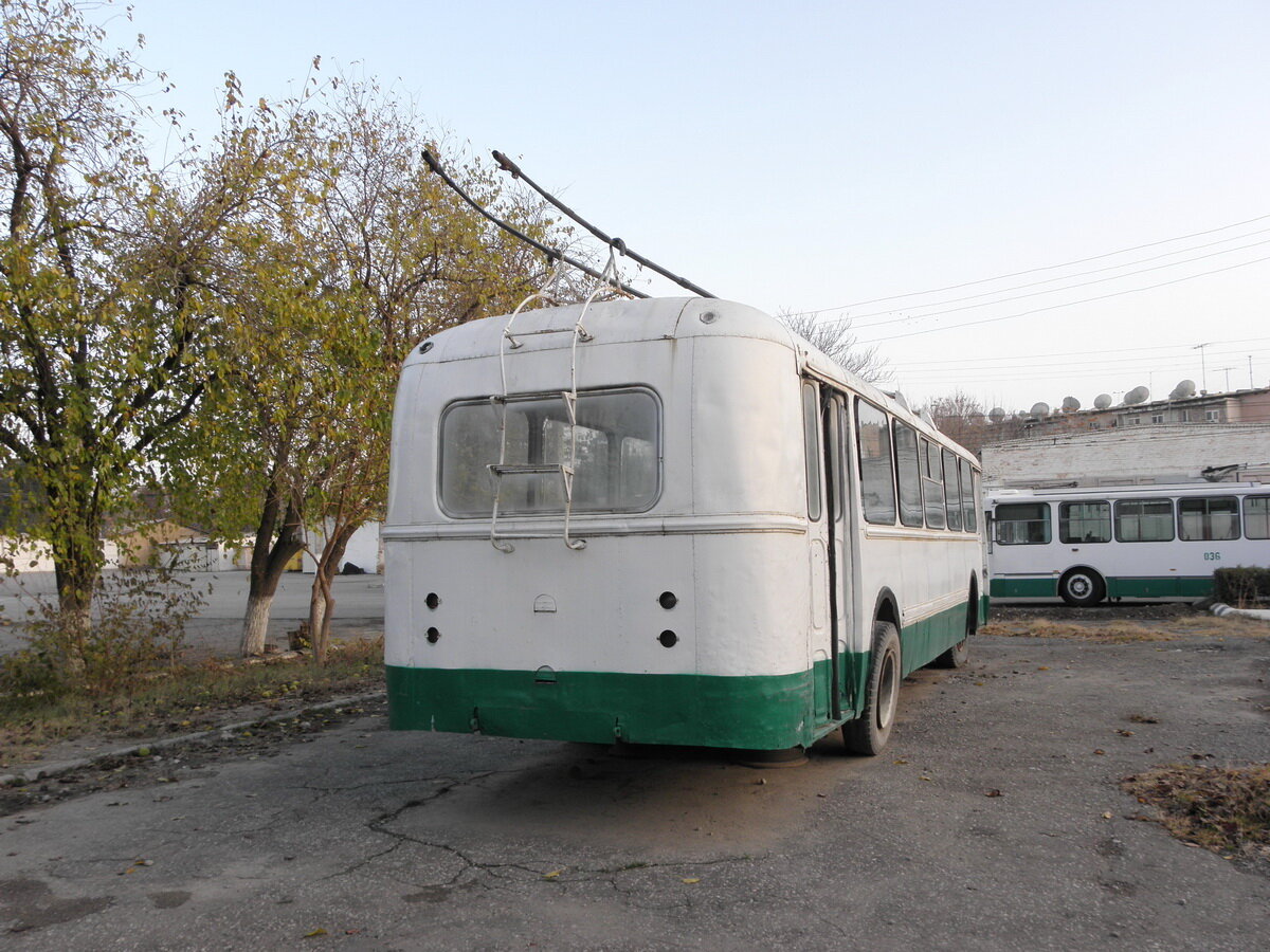 Троллейбус памятник ЗИУ-5 в Ашхабаде. Машина стояла в депо. Между 2010 и 2016 гг. машину разобрали. Вероятно, что машину порезали, точных данных нет. Автор фото: Юра Анисимов