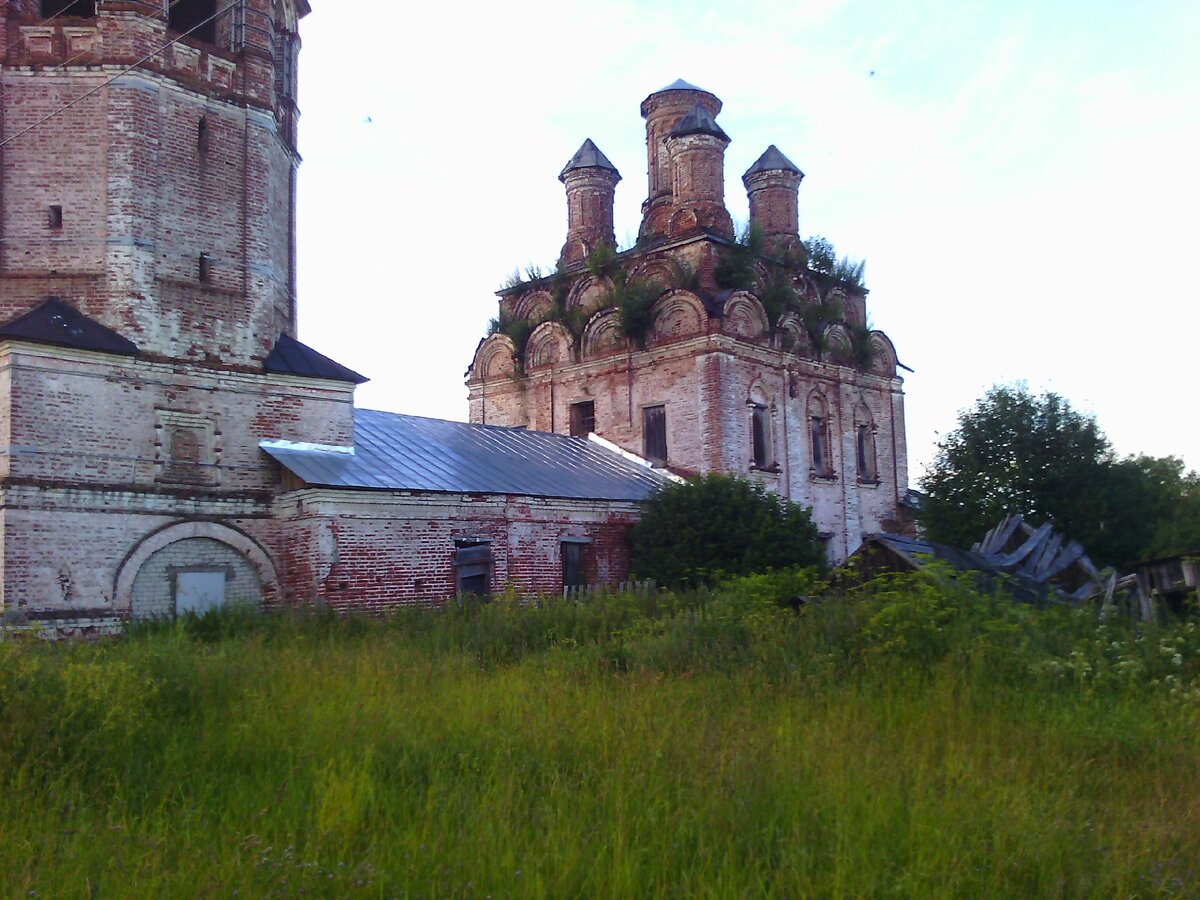 Заросшая травой Воскресенская церковь одноимённого монастыря. Фото автора.