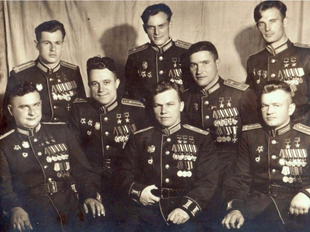 Герои Советского Союза летчики-асы в центре Кожедуб И.Н.