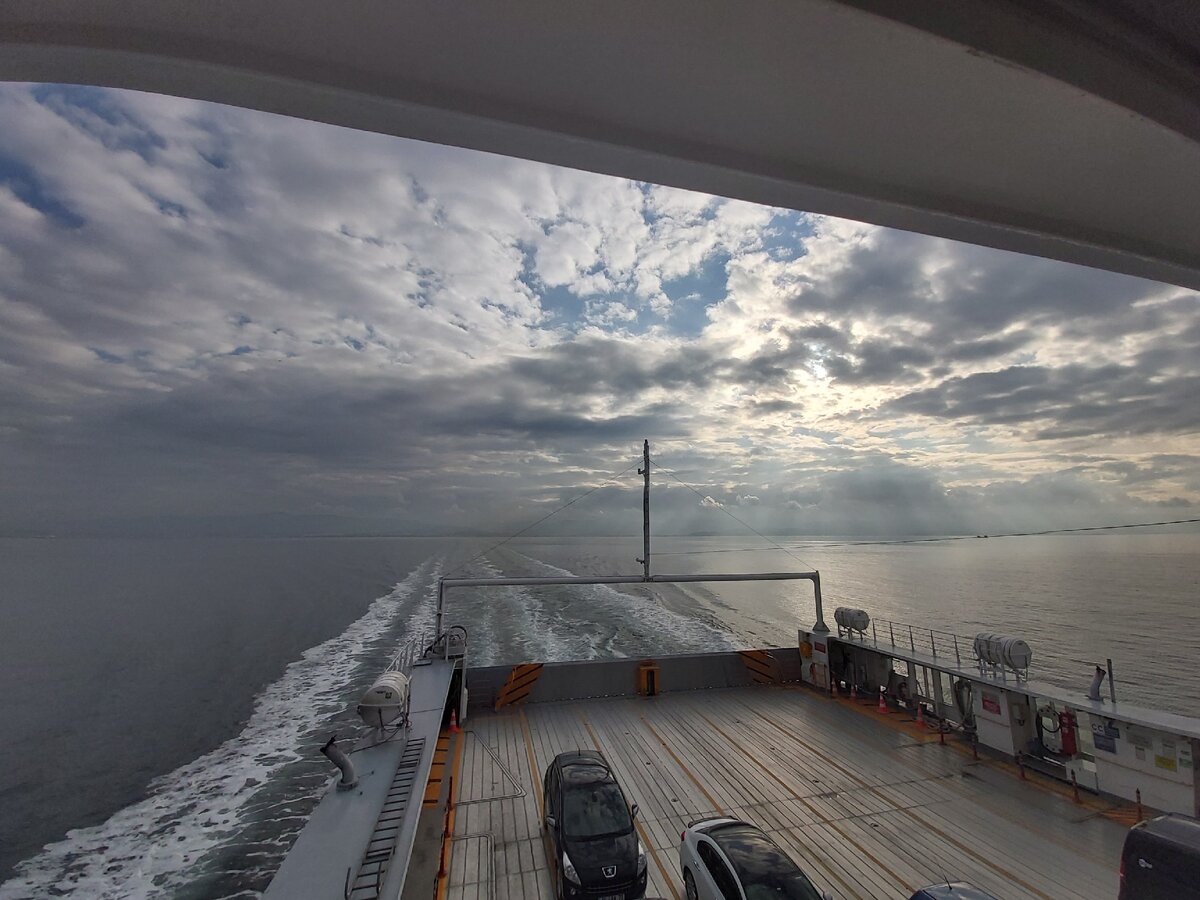 Паром через Босфор. за 7 лир можно пройти или просто с одного берега на другой, или отправится в путешествие по пригородам Стамбула. В среднем рейс занимает 30-40 минут времени.