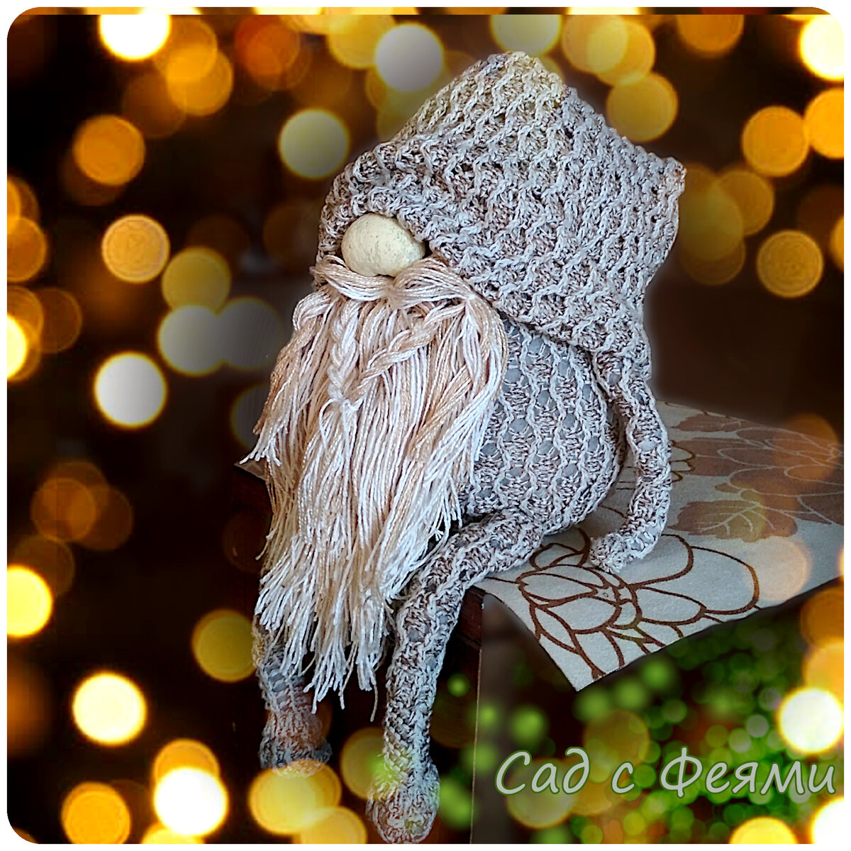 Гном умеет сидеть на краешке стола, камине или книжной полке. 