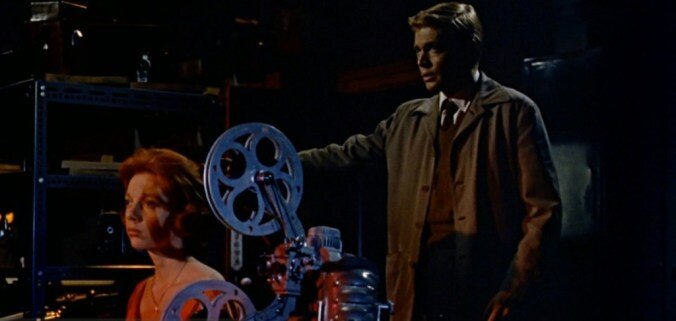 Марк показывает один из своих "фильмов" ничего не подозревающей Хелен