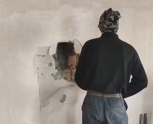 Подготовка стен для сооружения камина и подключения дымохода. Работает мой коллега Максим. 