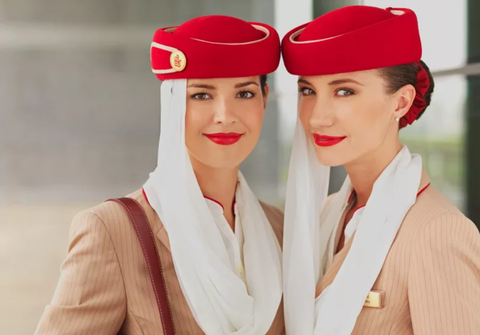 Стюардессы арабских. Emirates airlines стюардессы. эмирейтс униформа. форма стюардесс эмирейтс. форма эмирейтс бортпроводник.