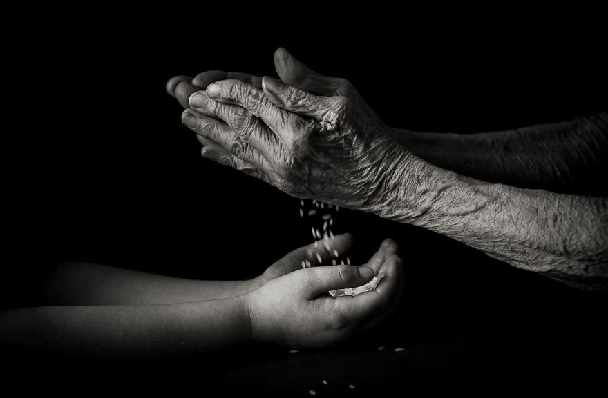 Обращение к богу. Человек с любовью - бог. Дружба руки. Молится в небо. Рука бога.