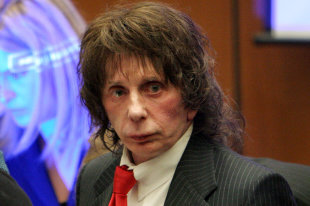 Знаковый музыкальный продюсер, изобретатель т.н. "стены звука" Фил Спектор скончался 16 января в Калифорнии на 82-м году жизни.
Как передает Deadline, причиной смерти Фила стали осложнения, вызванные коронавирусной инфекцией.
Харви Филип Спектор родился 26 декабря 1939 года в Бронксе в семье эмигрировавших из России евреев и благодаря новаторствам зарекомендовал себя как один из наиболее влиятельных персонажей в истории поп-музыки.