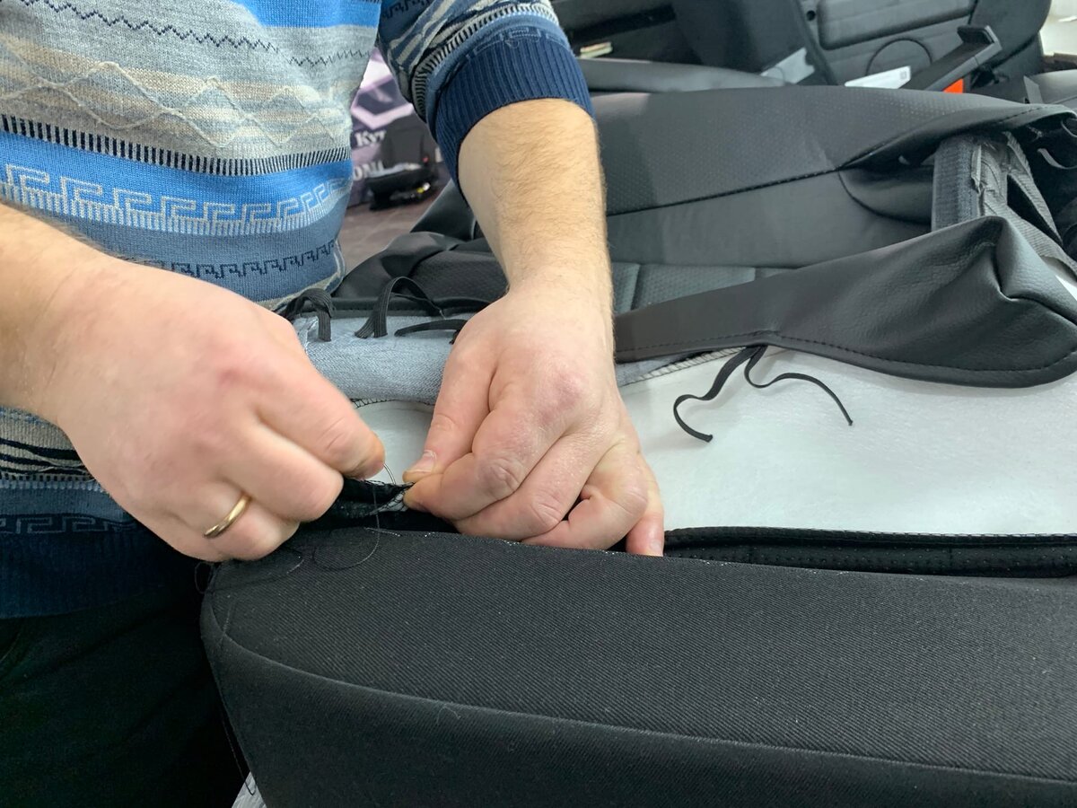 Установка мастером чехла из эко-кожи на велюровое сиденье