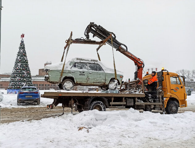 Эвакуатор вывозит брошенный автомобиль