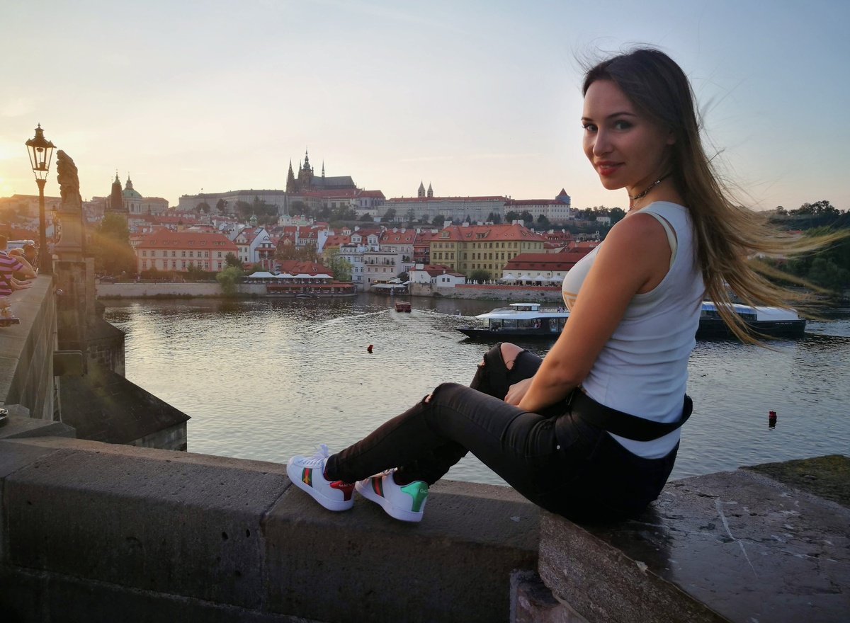 Drive Katy у Карлового моста в Праге 