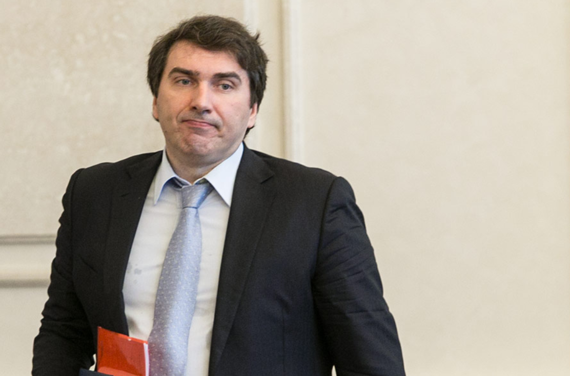 Детектив в официальном стиле.