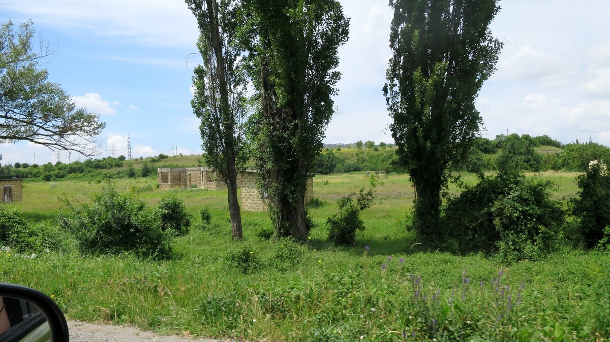 Брошенные домики в полях и вдоль дорог - нередкое явление для Крыма. Это самозахваты. Когда они появились и почему?-3