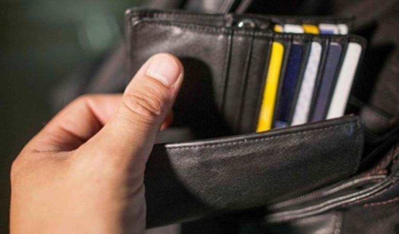 Социальный фактор - окружение Окружение создает иллюзию “Все так живут”.
Простой тест влияния круга общения на доходы - восприятие одной и
той же суммы денег (уровня дохода). Например, 200 тыс.руб. в месяц:
- “Ого, как много!”
- “Неплохо”
- “Да, жить можно”
- “Норм, но мне бы не хватило”
- “Так, заработал чуть-чуть”
Точно так же воспринимаются свои доходы: сумма чуть выше средней
ощущается как “Очень много”.