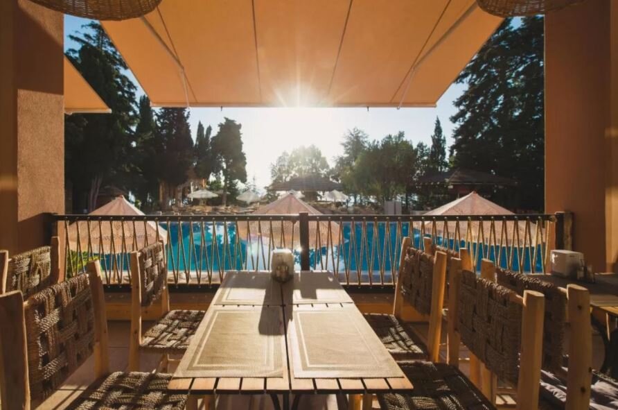 Бар у бассейна / источник booking.com