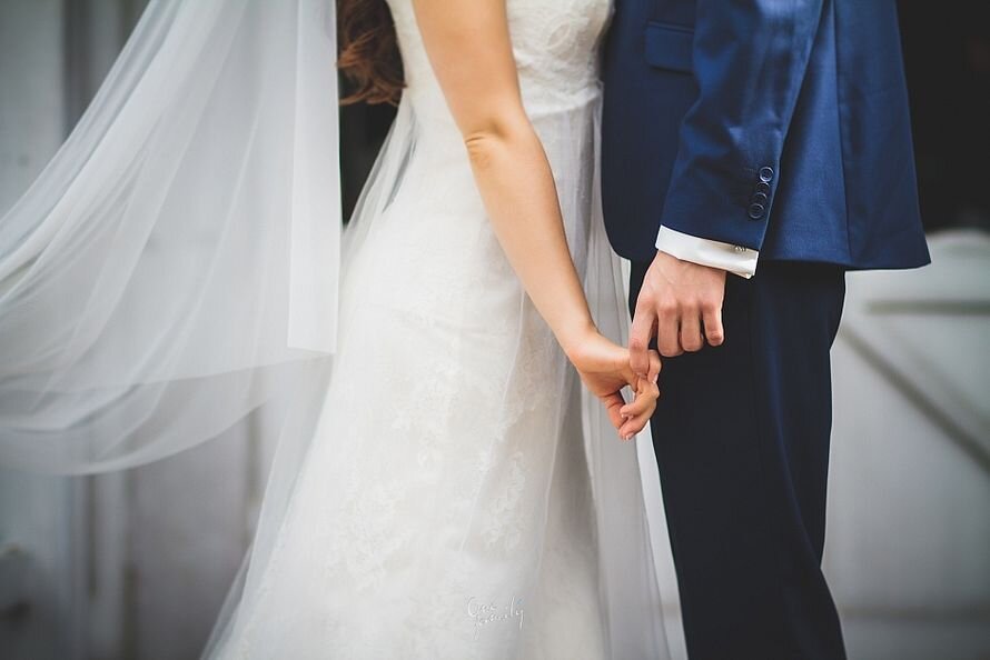 Фото жениха. Женихов фамилия. Свадебный костюм для жениха. Жених и невеста спиной друг к другу. Жених и невеста портрет.