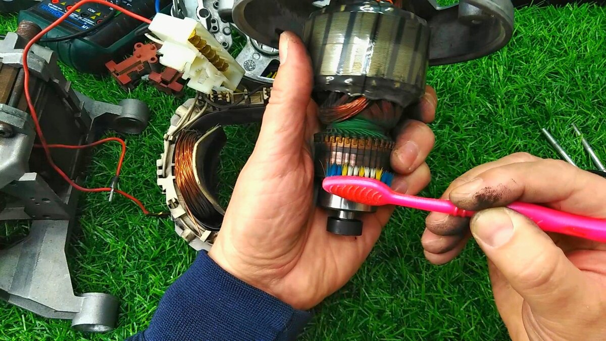 Фото процесса, на фото предварительная чистка ламелей колектора двигателя. 