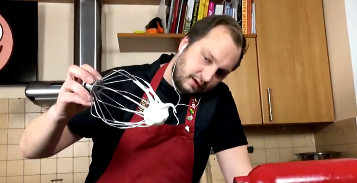 белки для бисквитного теста взбивать надо до мягких клювиков