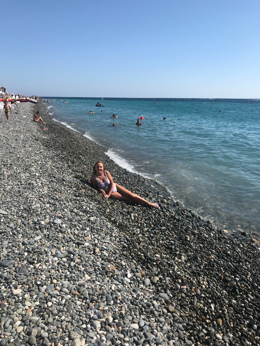 На первый взгляд, стандартный каменистый пляж для Сочи