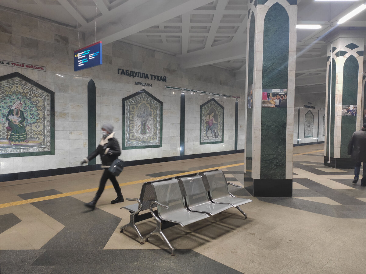 Станция метро "Площадь Тукая". На колоннах в центре фотографии с открытия станций.