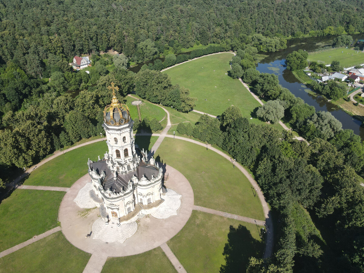 Церковь Знамения Пресвятой Богородицы стоит на высоком берегу слияния двух рек - Десны и Пахры