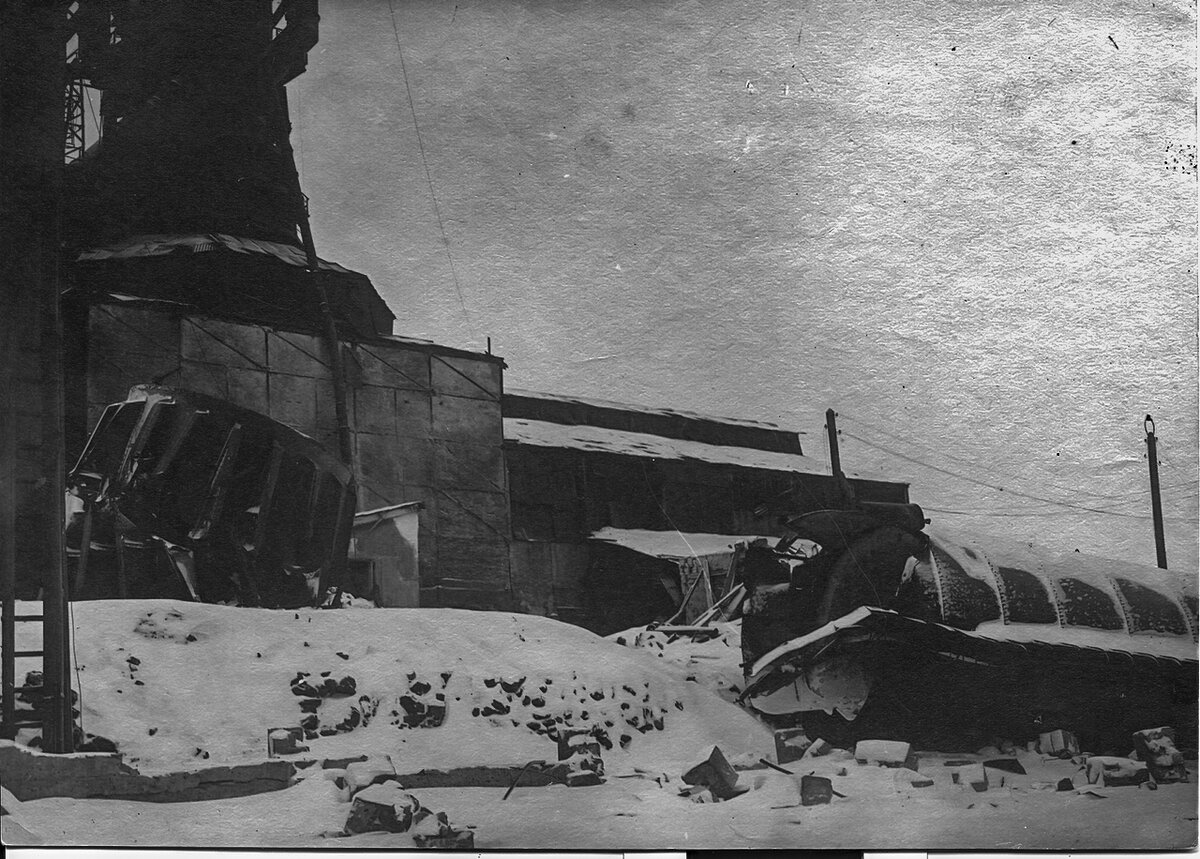 Декабрь 1941 года. Взорванная оккупантами дымовая труба и доменная ось КМЗ.