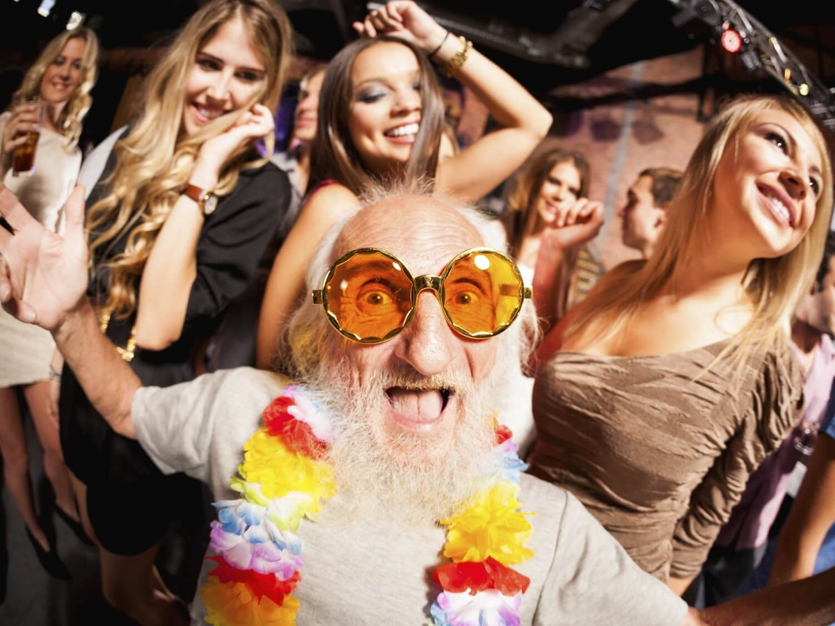 Дед, который наделал грязюки (фото взято с открытых источников Яндекс https://proexpedition.ru/wp-content/uploads/2019/09/14.-disco_hire_surrey_kent_sussex-1.jpg)