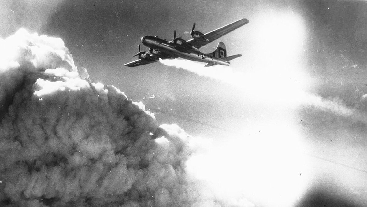 Подбитый B-29 «Superfortress»