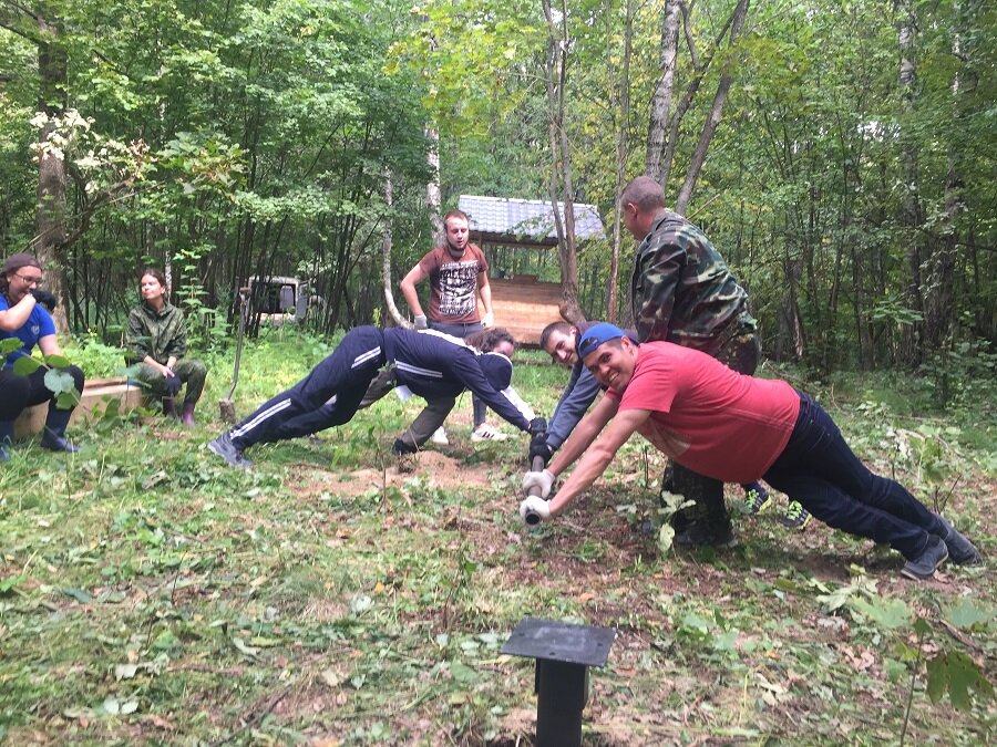 Волонтеры строят смотровую площадку