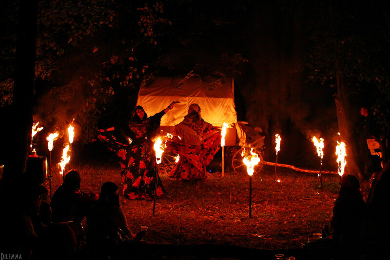 Цыганский табор у костра. Цыганский табор у костра. Цыганский танец у костра. Цыганский костер. Кибитка костер цыгане.