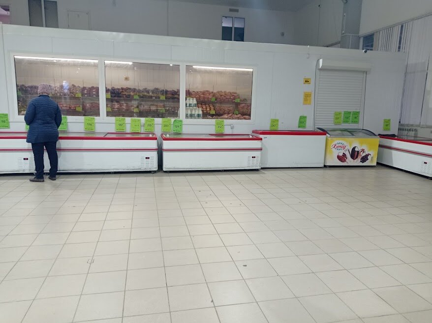 Там где сейчас пусто еще недавно все было заставлено товаром