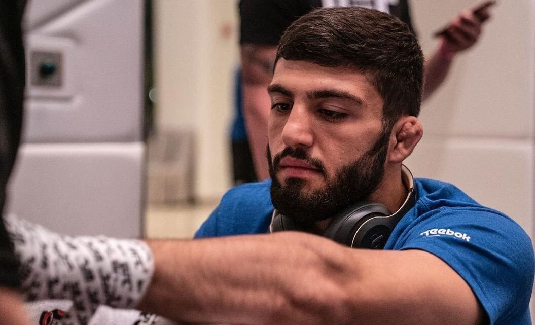 Арман Царукян в 2019 году проиграл дебют в UFC решением Исламу Махачеву (22-1), затем решением одолел Оливье Обин-Мерсье (14-5), Дэйви Рамоса (10-4) и Мэтта Фриволу (9-3-1), нокаутировал Кристоса Гиагоса (19-9) и Хоэля Альвареса (19-3).

12 из 18 выигранных Царукяном боев закончились досрочно, причем 7 из них — нокаутом.

На сегодняшний день Арману Царукяну 25 лет, его рост составляет 175 см, опыт выступлений в проф. ММА — 6,5 лет.