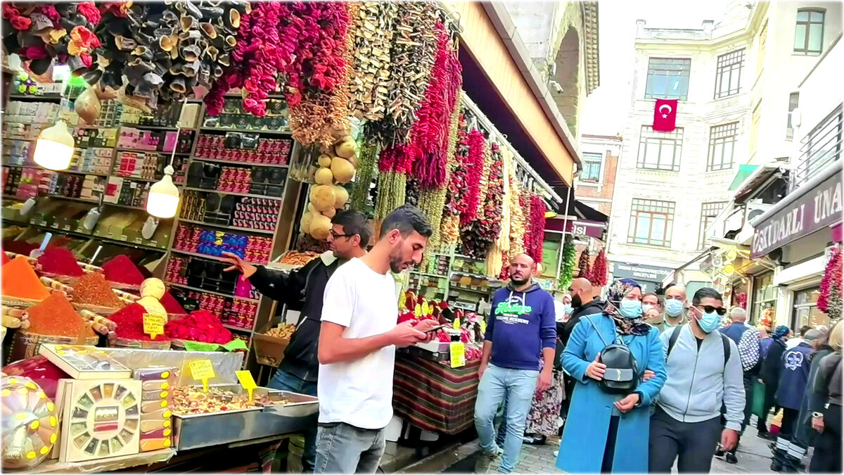 У работников торговых точек почти нет времени на звонки, перекусы и походы в уборную. Улица насыщена плотным трафиком как местных жителей, так и путешественников, даже в "COVID-ную эпоху". Человек - не робот, и иногда они отвлекаются на свои личные дела, но бо'льшую часть времени - активно зазывают покупателей. Конкуренция с соседями высока, а от старательности зависят доходы работника.