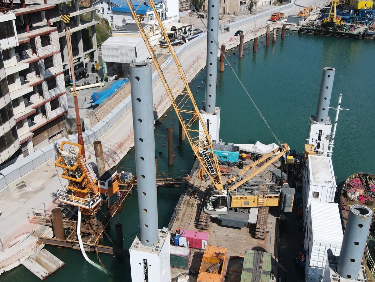 Монтаж буровой установки на трубосваю.