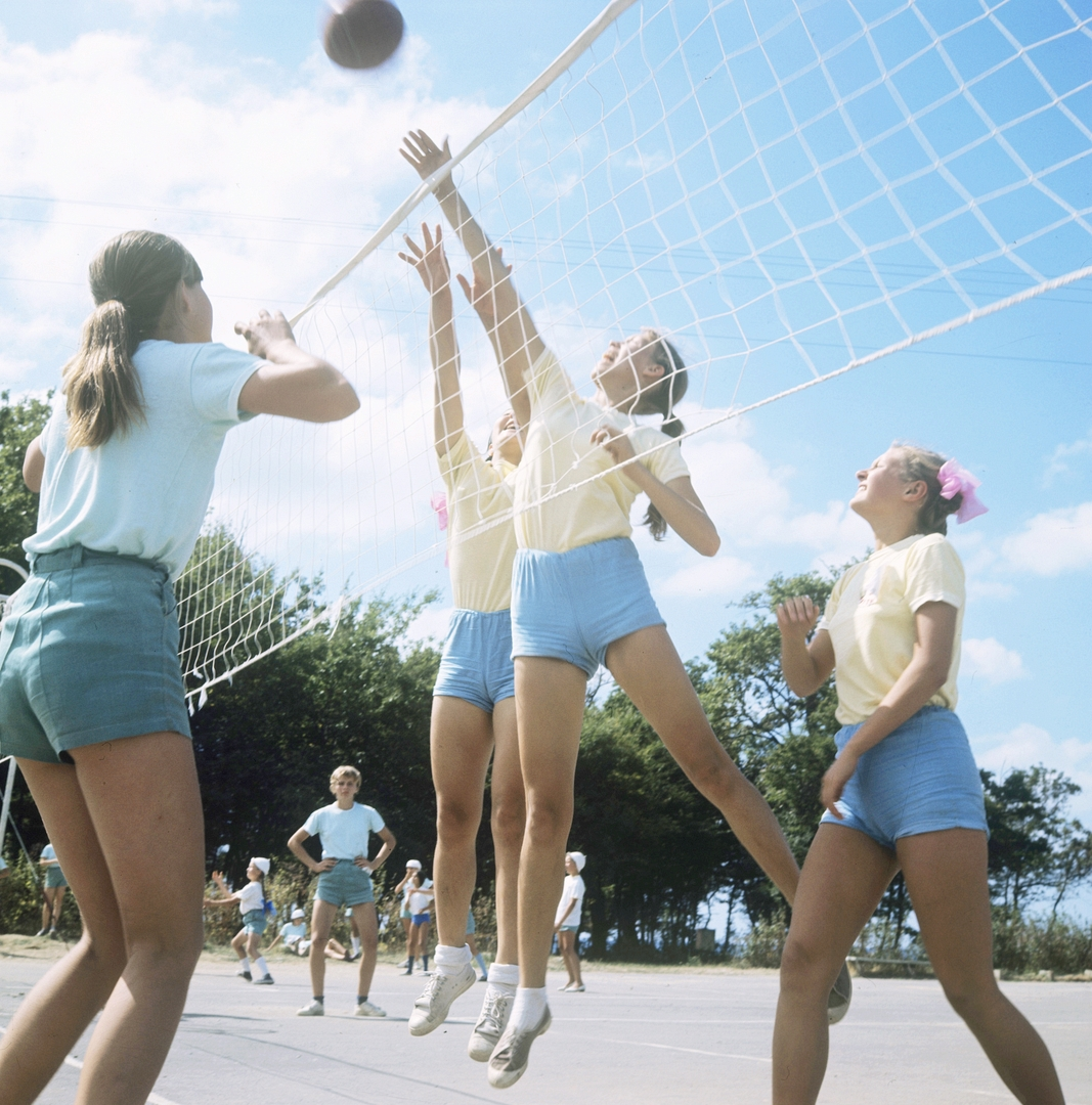 Пионерский лагерь ЦК ВЛКСМ "Орлёнок“ в Туапсинском районе Краснодарского края. Соревнования по волейболу (1974 год)