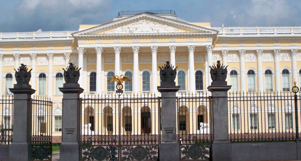 Михайловский дворец соединен с корпусом Бенуа, и в обычное время можно свободно перемещаться из одного корпуса в другой. Фото из интернета.