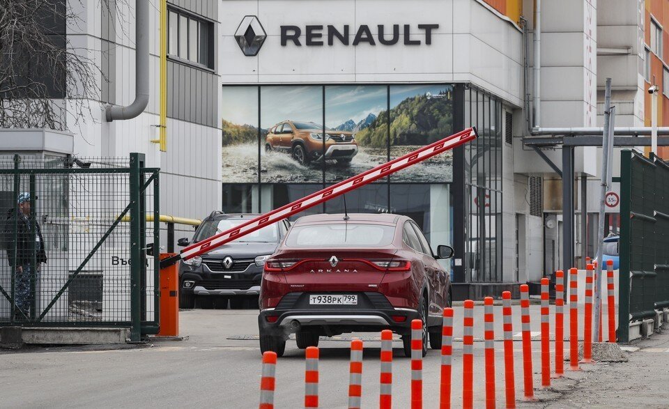     Завод Renault в Москве переименован в "Москвич", фото: EPA/YURI KOCHETKOV/ТАСС