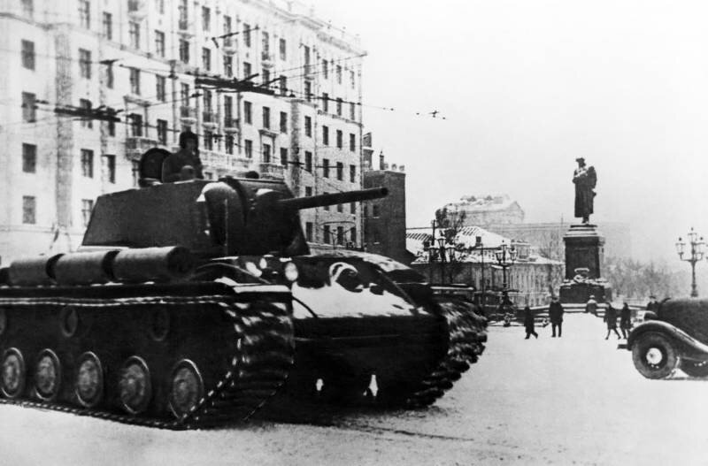 КВ-1 лейтенанта Павла Гудзя проходит по Пушкинской площади в Москве после военного парада (фото topwar.ru) 