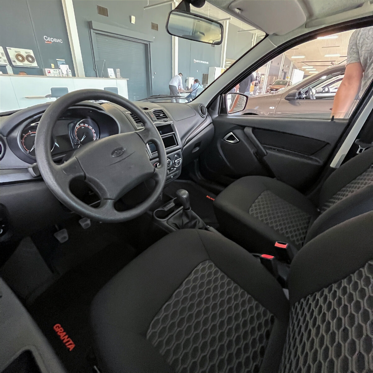 Мультимедиа система на всех новых комплектациях отсутствует. Однако, 4 динамика в дверях и антена у машины есть. Кондиционером авто так же не балует.