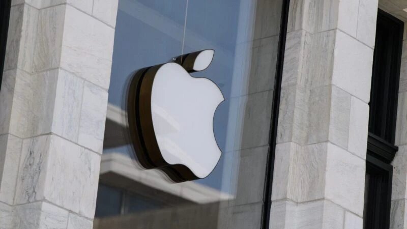 Логотип Apple на входе в Apple Store в Вашингтоне 14 сентября 2021 года. Фото: Nicholas Kamm/AFP via Getty Images