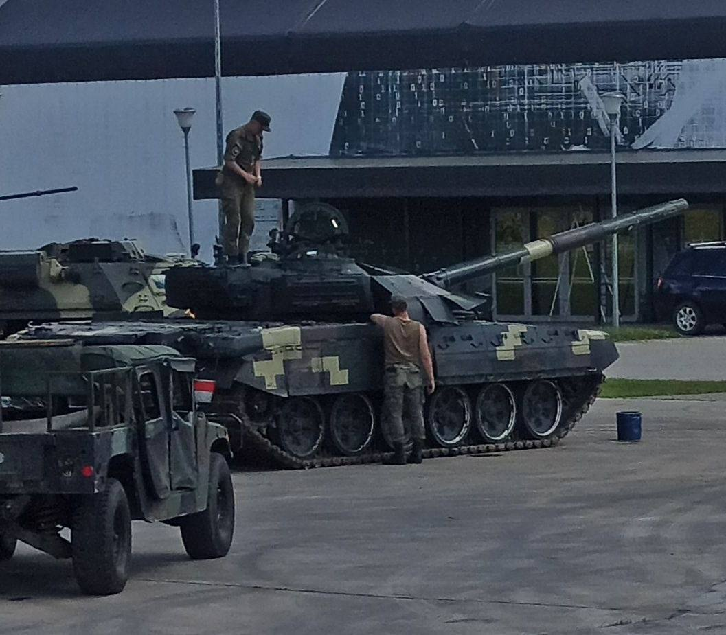 Трофейная техника всу в москве. Т-72амт в парке Патриот. Т72амт 2022. Т-72амт трофейный. Трофейная техника ВСУ В парке Патриот.