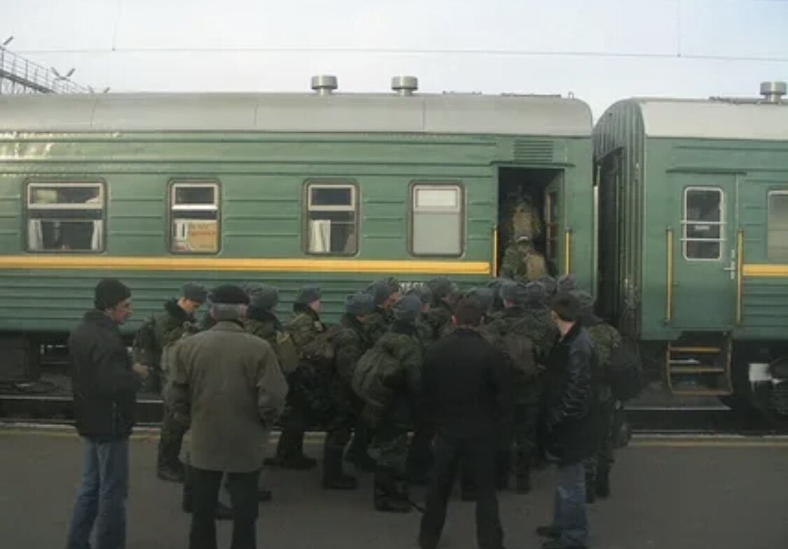 Солдаты в вагоне. Проводы на вокзале. Военный вагон. Призывник в поезде.