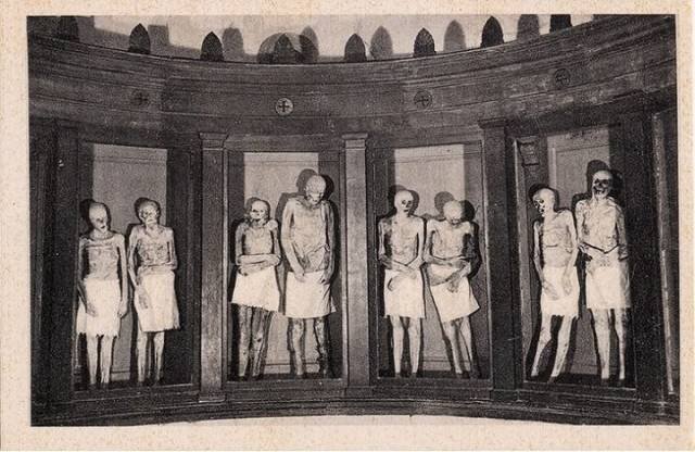 Открытка с мумиями Венцоне 1920-30-х годов.