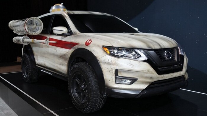 Компания Nissan похвасталась новым кастомом, который стал посвящением последнему фильм по вселенной «Звездные воины».
Автолюбители получили обновлённую версию старого доброго кроссовера, а разработчики похвастались своими дизайнерскими наработками.Nissan Rogue SV походит на космический корабль из вселенной «Star Wars».