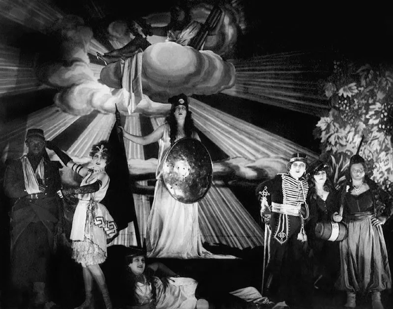 На фото — спектакль Григория Козинцева «Женитьба», 1929 / открытые источники