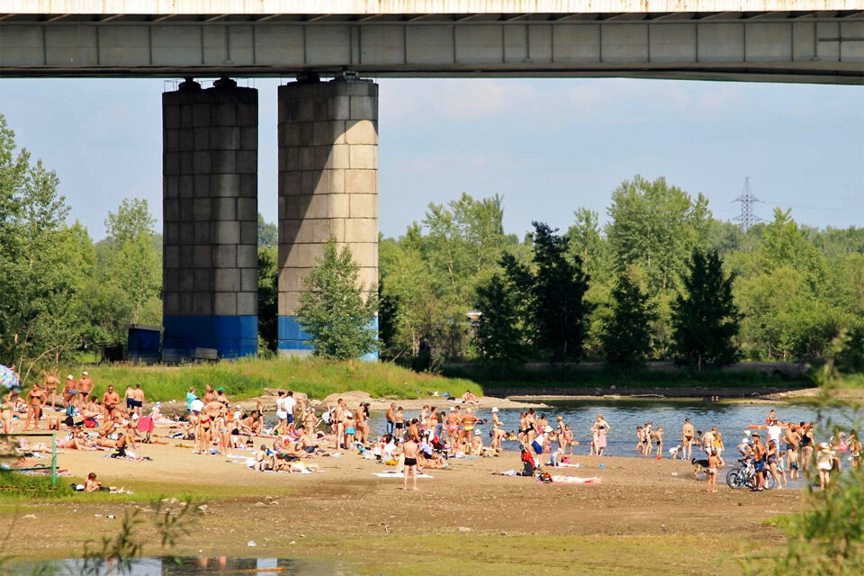 Где купаться в красноярске летом 2024. Остров Татышев Красноярск. Татышев парк Красноярск. Татышев парк Красноярск мост. Остров Молокова Красноярск пляж.