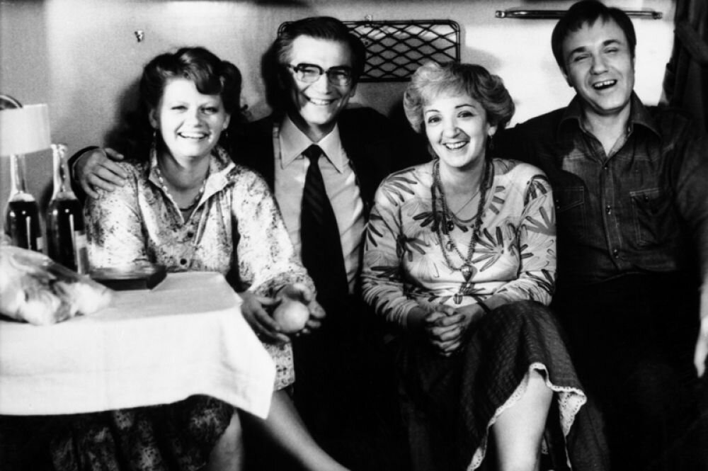 Ирина Муравьева, Аристарх Ливанов, Татьяна Лиознова и Леонид Куравлев на съемках фильма «Мы, нижеподписавшиеся», 1981 год. Фото: РИА «Новости» (Макс Альперт)
