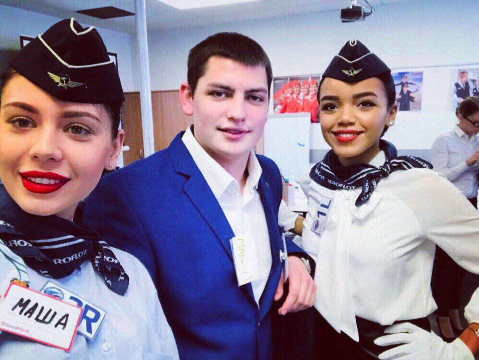 Этому красивому двадцатидвухлетнему бортпроводнику ещё бы жить и жить, влюбиться, родить и воспитывать детей, взрослеть и наслаждаться  благами, но судьба распорядилась иначе... Фото из открытых источников.