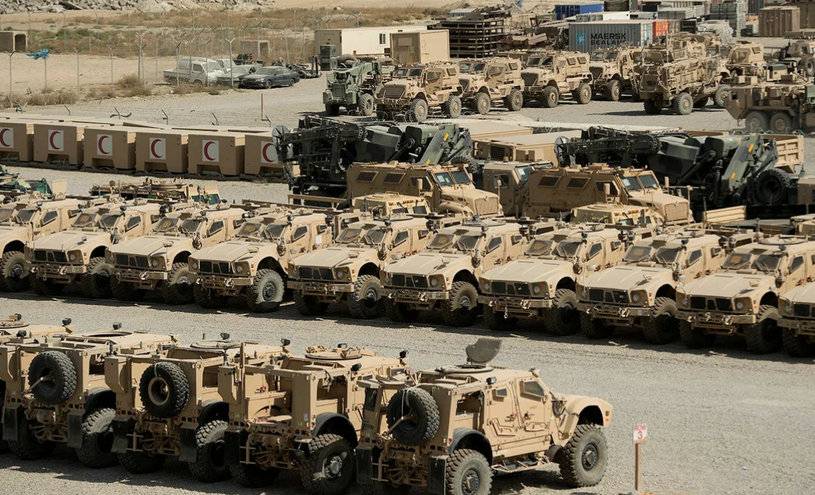 По подсчётам экспертов, запрещённым талибам после вывода Армии США и союзников досталось оружия и снаряге на впечатляющую сумму в 12 млрд долларов. Но это лишь капля в море. Фото АР