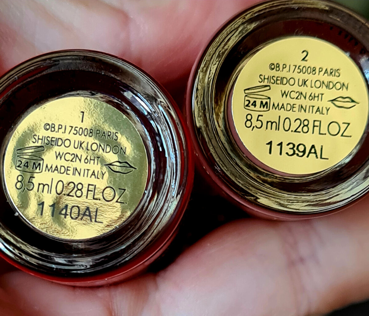 1 соответственно красный, 2ка нюдовый
