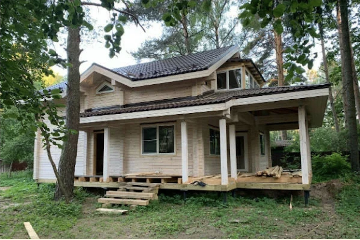 Коттедж Инны Воловичевой на этапе строительства. Дом построен из профилированного бруса камерной сушки. Источник фото - сеть Интернет