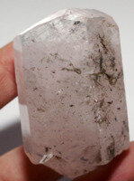 Кальцит розовый кристалл